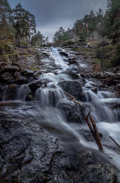 El Chorro de Navafría, cascada donde el agua se desliza a través de un tobogán natural de 20 metros. 