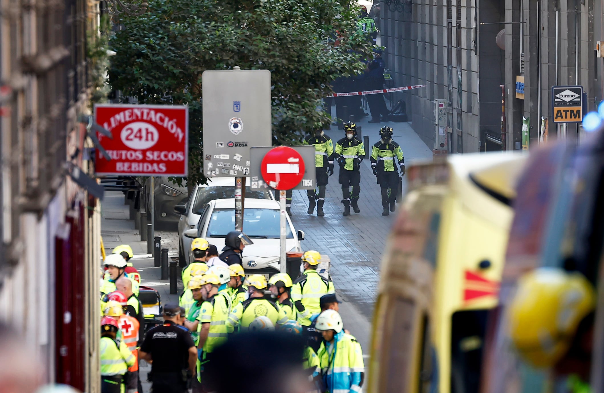 Al menos tres heridos en el derrumbe de un edificio en obras en el centro de Madrid: “Está lleno de ambulancias y policías”