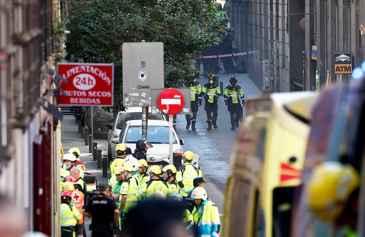Al menos tres heridos en el derrumbe de un edificio en obras en el centro de Madrid: “Está lleno de ambulancias y policías”