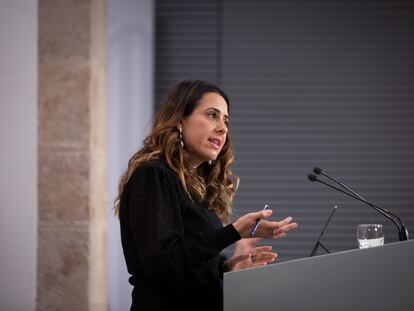 La portavoz del Govern, Patrícia Plaja, interviene en una rueda de prensa tras el Consell Executiu, en la Generalitat, a 15 de febrero de 2022, en Barcelona, Cataluña (España). Durante la comparecencia ha informado que el Govern ha aprobado el anteproyecto de Ley de Fomento del asociacionismo. Un anteproyecto que, según señalan, tiene como objetivo principal fortalecer el asociacionismo, hacerle crecer e incentivar la concienciación social sobre sus valores y principios.
15 FEBRERO 2022;ASOCIACIONISMO;LEY DE FOMENTO;GOVERN;CATALUNYA
David Zorrakino / Europa Press
15/02/2022