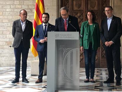 Catalan premier Quim Torra (c) speaks to the press on Saturday.