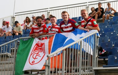 Aidan Shearer (tercero por la izquierda) junto a aficionados irlandeses del Granada CF.