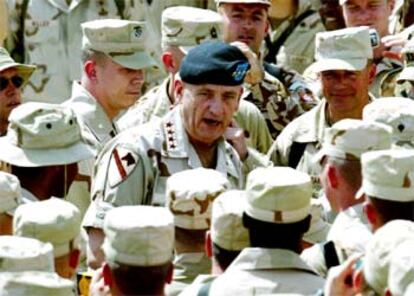 Tommy Franks saluda a las tropas en una visita relámpago hoy a Afganistán.
