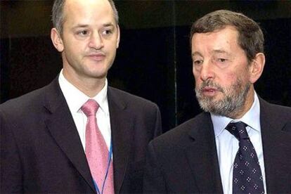 El británico David Blunkett (derecha), junto a un asesor en la reunión de los 25 ministros del Interior de la UE.