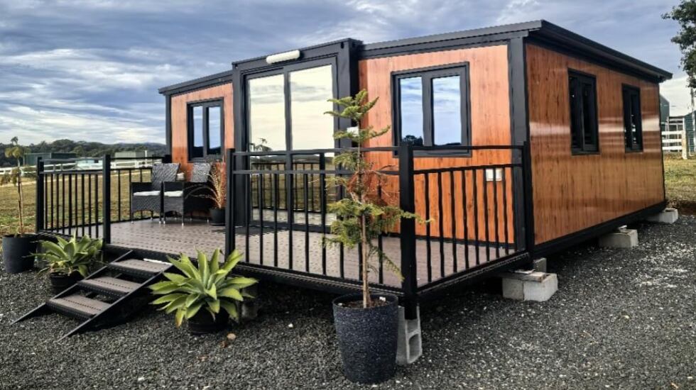 Casa prefabricada con terraza de amplias dimensiones.