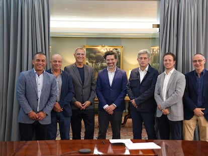 Directivos de Hiberus y Grupo Clarín tras la firma del acuerdo para crear la consultora tecnológica líder en Argentina.