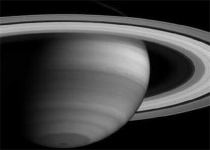 Saturno y sus anillos, en una imagen tomada por <i>Cassini</i> desde 24,7 millones de kilómetros.