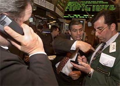 Operadores del mercado realizan transacciones en la Bolsa de Nueva York.