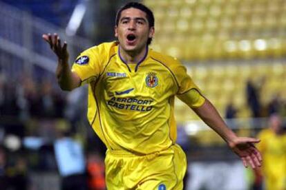 Riquelme celebra su gol al AZ Alkmaar.