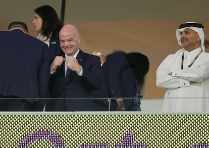 El presidente de la FIFA, Gianni Infantino (en el centro), a su llegada al partido entre Francia y Polonia en el estadio Al Thumama.