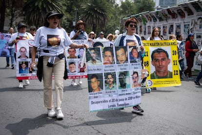 Las asistentes portaron fotografías en sus playeras, fichas de búsqueda y pancartas con exigencias de justicia por sus hijos desaparecidos. 
