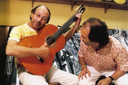 Los hermanos Pepe y Juan Habichuela, dos grandes tocaores, miembros de una de las sagas con más solera, fotografiados en los talleres de Conde Hermanos.