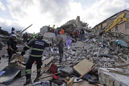 Los equipos de rescate buscan supervivientes entre los escombros de los edificios destruidos tras el terremoto en Amatrice. 