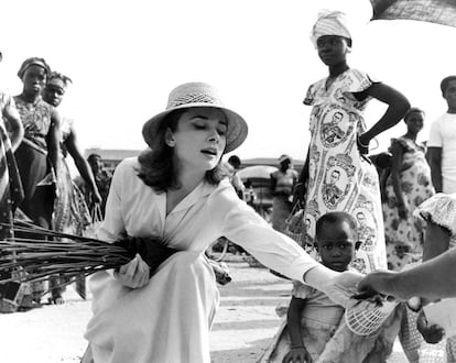 En 1957 interpretó 'Historias de una monja', papel que marcó el rumbo de la actriz y fue el inicio de su activismo social. En imagen, Audrey compra flores en un mercado africano durante la producción del filme.