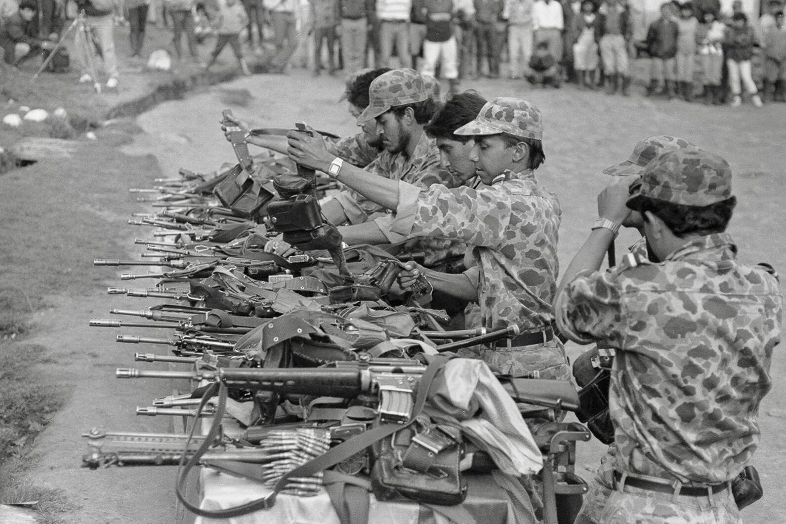 Combatientes del M-19 en un acto de dejación de armas en Santo Domingo (Cauca), el 9 de marzo de 1990.