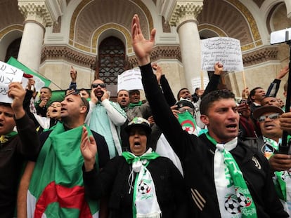 Un grupo de argelinos se manifiesta el décimo viernes consecutivo para pedir la caída del régimen de Bouteflika. 