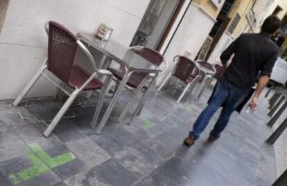 Una terraza en el distrito de Ciutat Vella en la que ya se ha pintado el área que puede ocupar.