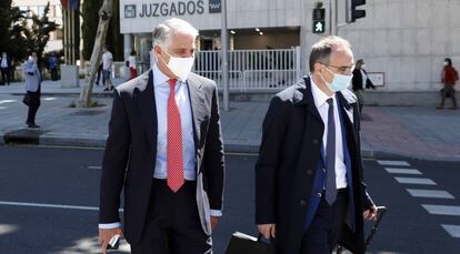 Andrea Orcel, consejero delegado de Unicredit, saliendo este miércoles de los juzgados de plaza de Castilla.