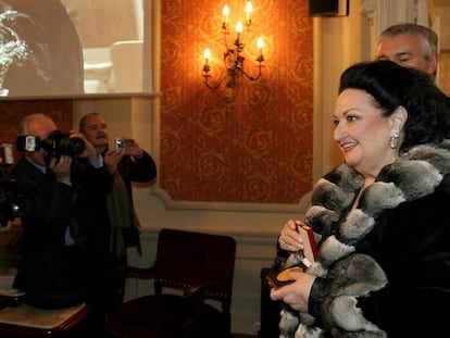 Montserrat Caballé, amb la Medalla d'Or al Liceu.