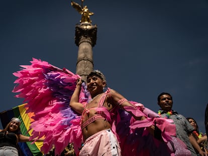Miles de personas marchan por la igualdad de derechos de la diversidad sexual en la marcha LGBTTTQI en Ciudad de México el 24 de junio de 2023.