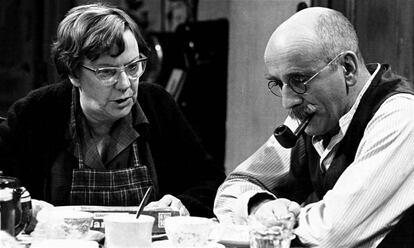 Dandy Nichols y Warren Mitchell como el matrimonio Garnett en 'Till Death Us Do Part'.