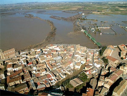 Vista aérea de la localidad zaragozana de Gallur, ayer,  rodeada por las aguas del río Ebro, cuya gran crecida, provocada por las lluvias y el deshielo, ha obligado a desalojar algunos municipios ribereños.