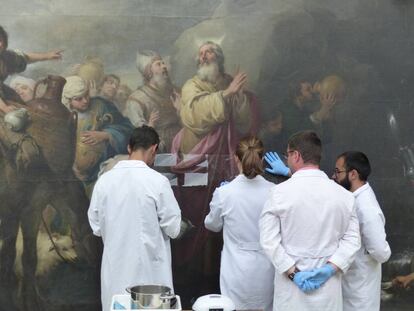 Jóvenes restauradores trabajan en el cuadro 'Moisés haciendo brotar el agua de la roca', de Murillo.