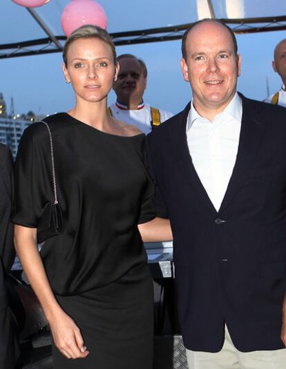 Charlene Wittstock y el príncipe Alberto de Mónaco en una imagen del 12 de julio de 2010