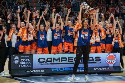  Las jugadoras del Valencia Basket celebran su victoria.