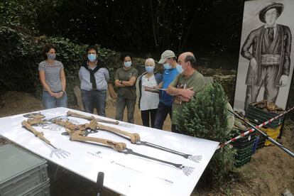 Los restos óseos de Miguel Joaquín Eleicegui, el gigante de Altzo, que recobró actualidad con la película Handia, descubiertos por un equipo de la Sociedad de Ciencias Aranzadi, descansan expuestos en el cementerio de la localidad. 