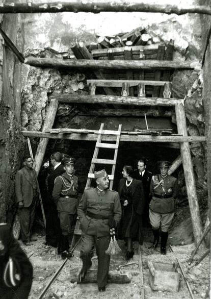 Franco regularly went to see the work being done on the Valley of the Fallen, and regularly brought foreign personalities to the site, including the foreign minister of Peru, Manuel Gallagher (October 1951); the president of Portugal, Craveiro Lopes (May 1953) and the Dominican dictator Rafael Leónidas Trujillo (June 1954). This image shows Franco and his wife, Carmen Polo, walking through the building site in 1940.