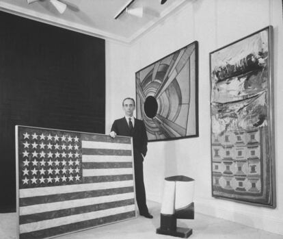 El galerista Leo Castelli fue el gran impulsor del movimiento, en la imagen en su famosa galería neoyorquina junto a un 'jasper johns'.