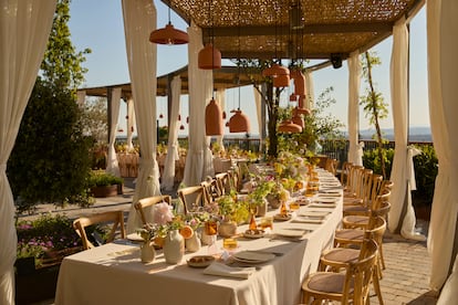 La mesa de la cena en Las Rozas Village.