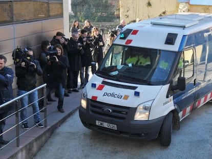 Un furgón policial traslada al presunto asesino de 11 ancianos del geriátrico La Caritat de Olot (Garrotxa) hasta el juzgado de la localidad gerundense.