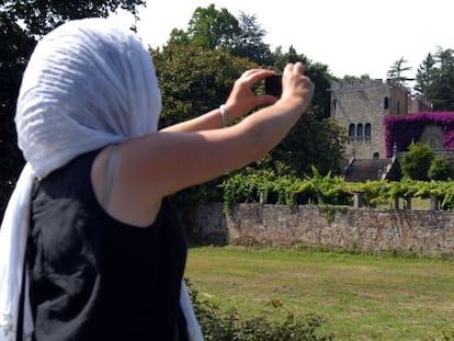 Una mujer fotografía el pazo de Meirás en julio de 2011.