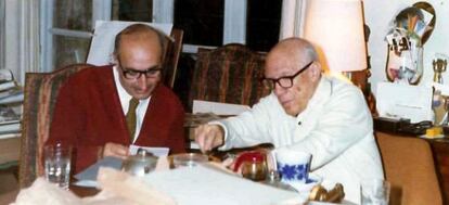 Josep Palau i Fabre junto a Pablo Picasso.