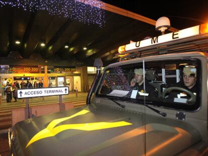 Miembros de la Unidad Militar de Emergencias, a la entrada de una de las terminales de Barajas el 4 de diciembre.