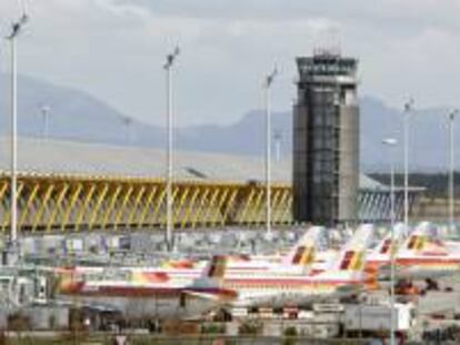 Aviones en tierra en el aeropuerto de Barajas. EFE/Archivo