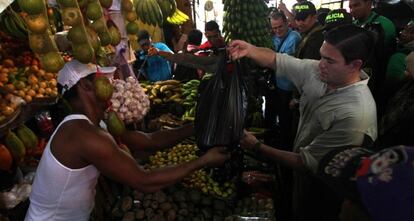 El ministro de Defensa de Colombia, Juan Carlos Pinz&oacute;n, en un mercado.