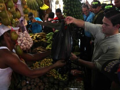 El ministro de Defensa de Colombia, Juan Carlos Pinz&oacute;n, en un mercado.