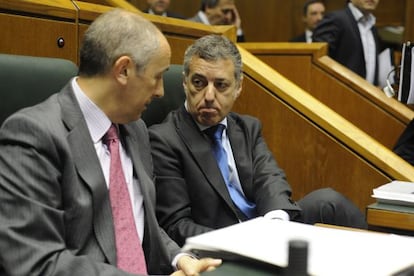 Josu Erkoreka conversa con Iñigo Urkullu en un pleno del Parlamento vasco.