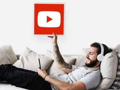 Logo YouTube en la mano de un chico
