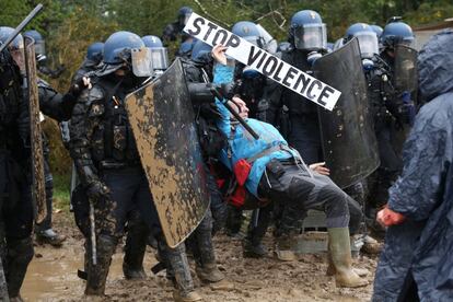 Detienen a un activista que se manifestaba contra el desalojo en Notre Dame des Landes, el 9 de abril.