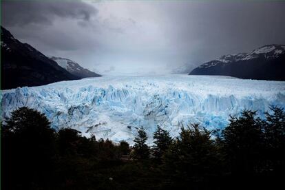 El glaciar Perito Moreno se encuentra en el Parque Nacional Los Glaciares, parte de la Patagonia campo de hielo sur, este lunes en la provincia de Santa Cruz, Argentina.