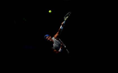 Nadal sirve durante un entrenamiento en Melbourne.