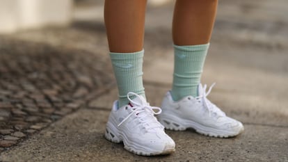 Disfruta de comodidad en cada paso con estas zapatillas de Skechers. GETTY IMAGES.