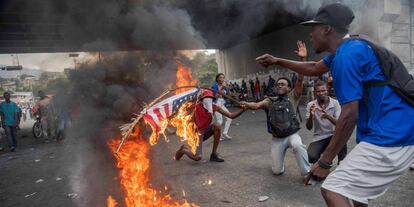 Manifestantes participam em um protesto em Porto Príncipe (Haiti).