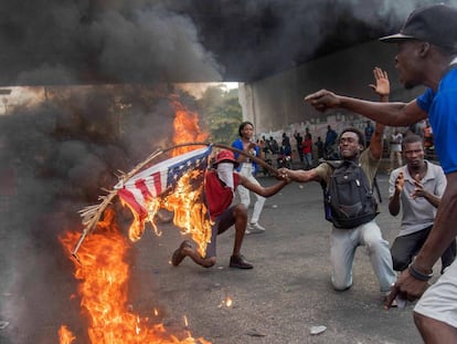 Manifestantes participam em um protesto em Porto Príncipe (Haiti).