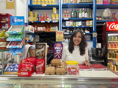 Carmen Rodríguez en su tienda, ubicada en la plaza de San Cristóbal.