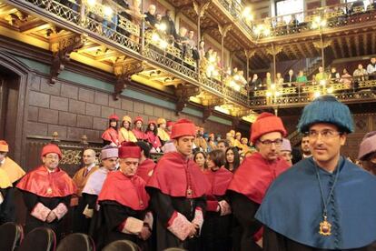Profesores de Deusto se dirigen al tradicional fiesta de investidura de los nuevos titulados y doctores.